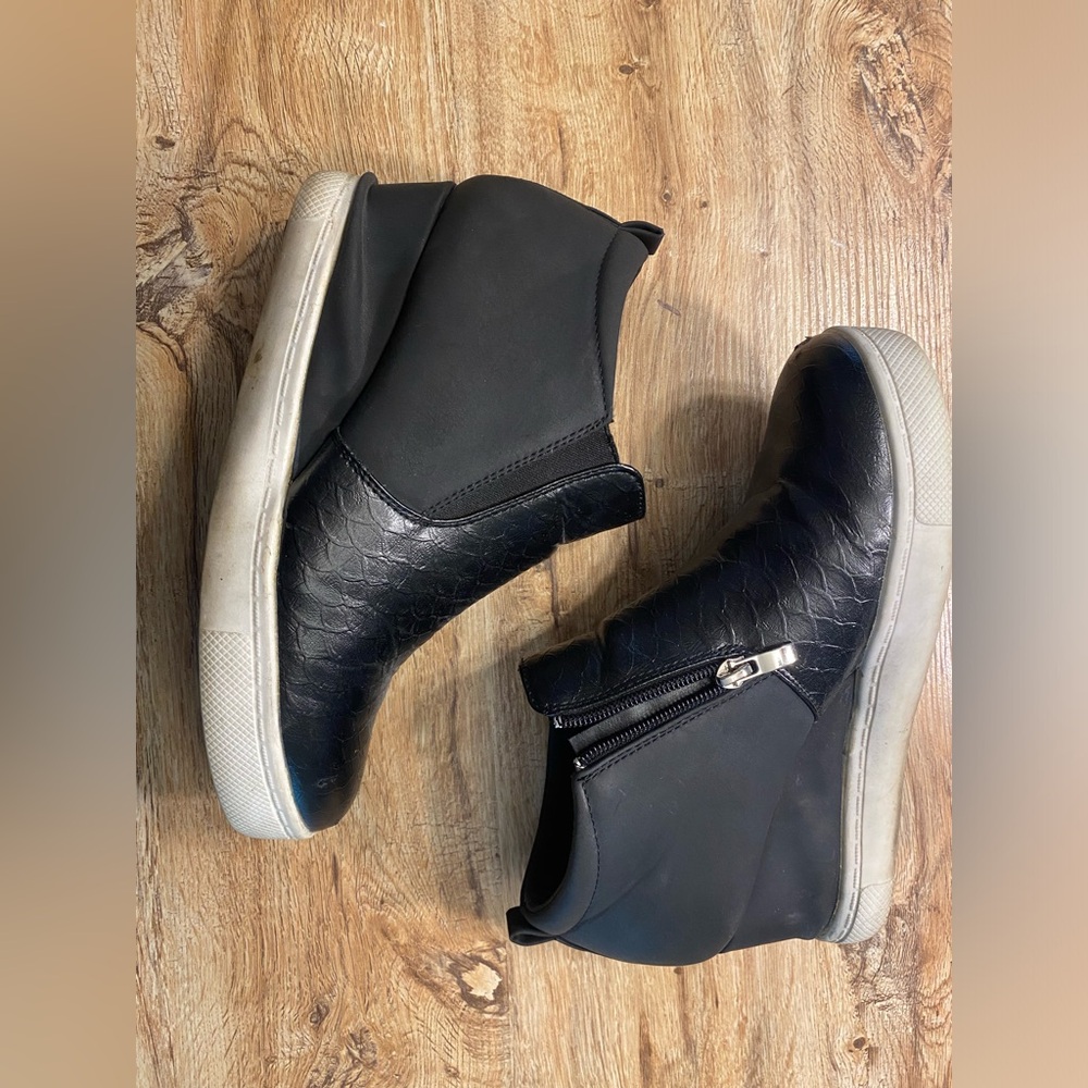 Black wedge sneakers, Size 7